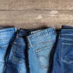jeans-sobre-fondo-madera_93675-40554